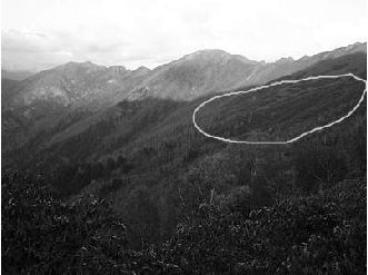 Вид на перевал Чандракани.Кругом отмечено вероятное расположение плантации С.Н.Рериха.Фото Б.Херона.