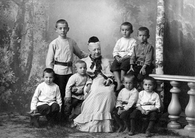 Александра Николаевна Неплюева с детьми Братства (первый слева в верхнем ряду Коля Фурсей)