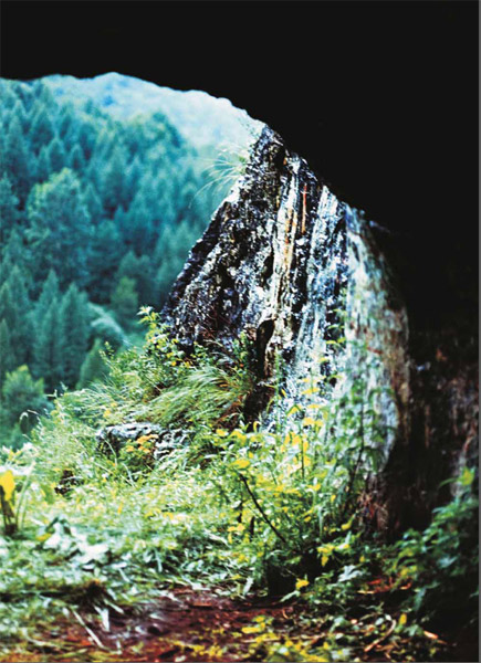 Пещера у реки Черный Ануй