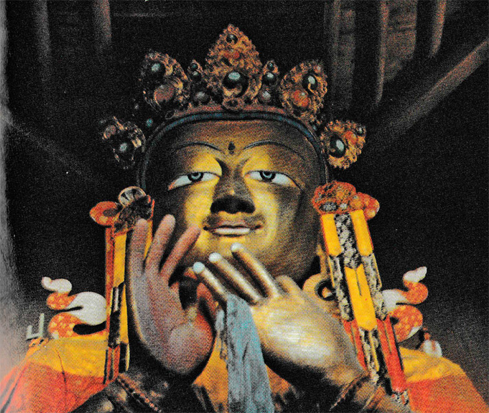 Статуя Майтреи из королевсского храма в Ле