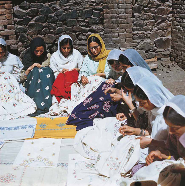 Сринагар. Вышивальщицы кашмирских шалей