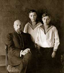 Н.К.Рерих с сыновьями Юрием и Святославом