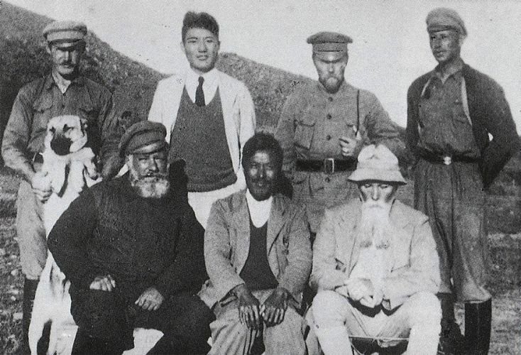 Н.К. Рерих (1-й справа, сидит) и Ю.Н. Рерих (второй справа, стоит) с участниками экспедиции 1934-1935 гг.