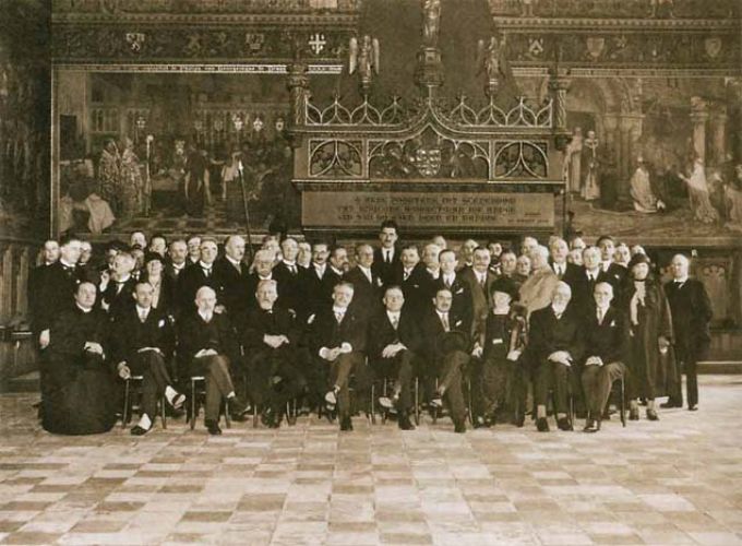 Участники первой международной конференции, посвященной Пакту Рериха, на приеме, устроенном муниципалитетом г. Брюгге в городской ратуше (Готический зал) 13 сентября 1931 г.