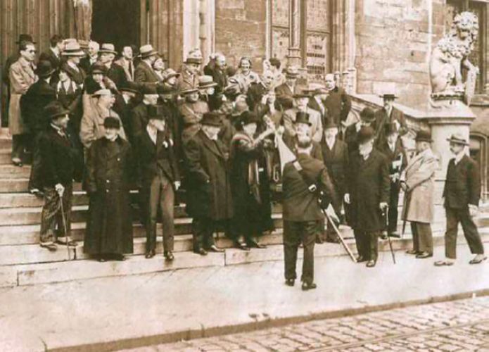 Мари де Во Фалипо, президент Французской ассоциации друзей Музея Николая Рериха, украшает Знамя Мира лентами, символизирующими цвета города Брюгге Сентябрь 1931 г.