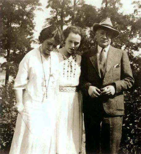 07. Кэтрин Кэмпбелл (в центре) и супруги Штерн 1930-е гг.