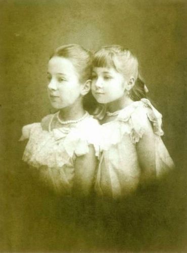 07. Елена Шапошникова (справа) и ее двоюродная сестра Екатерина Шаховская (1887)