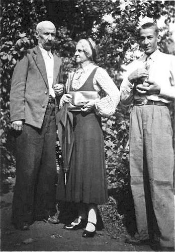 09. Яков Михайлович Шаховской (двоюродный брат Е.И.Рерих) с женой Ольгой и сыном Михаилом 1938