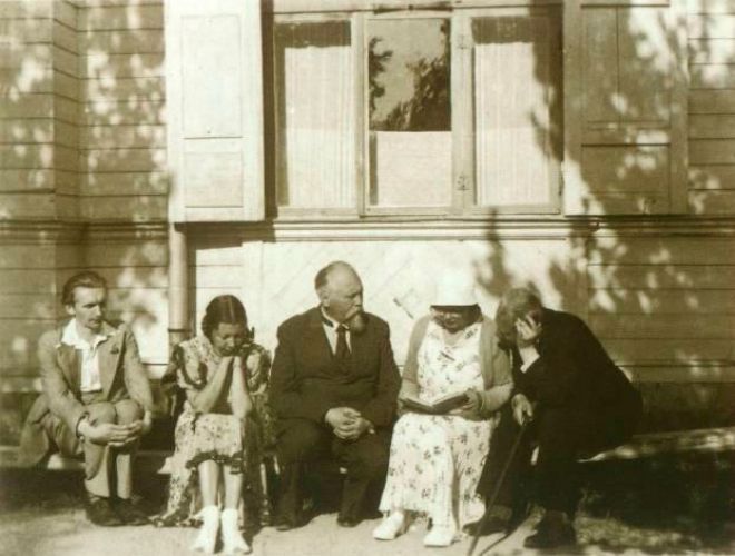 09. Карл Иванович Стурэ (в центре) с сотрудниками Латвийского общества Рериха 1934