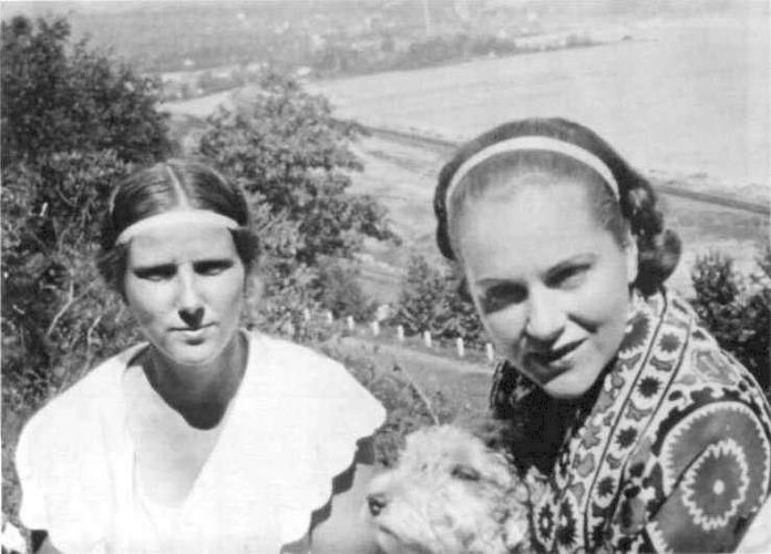 09. Кэтрин Кэмпбелл (справа) и Гизела Ингеборг Фричи Не ранее 1949 г. [Швейцария]
