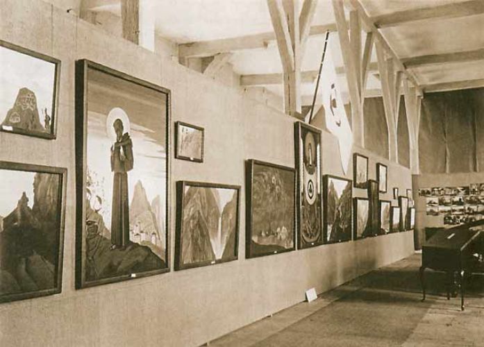 Экспозиция выставки картин Н.К.Рериха во время Второй международной конференции, посвященной Пакту Рериха. Брюгге. 1932 г.