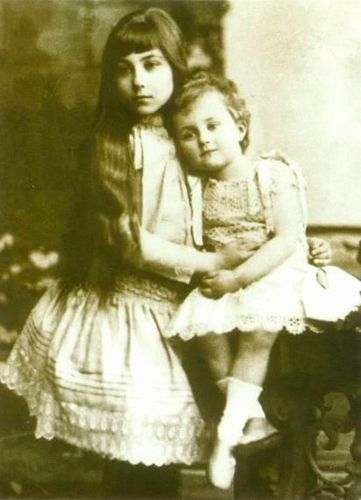 09. Елена Шапошникова (слева) с сестрой Анной (1889)