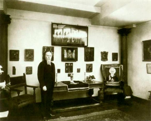 10. Н.К.Рерих в часовне Св. Сергия в Музее Николая Рериха в Нью-Йорке 1934