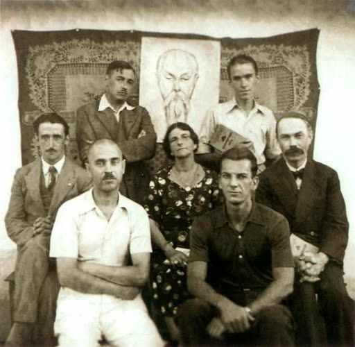 11. А.М.Асеев (во втором ряду справа) с сотрудникам журнала «Оккультизм и Йога» В центре В.А.Дукшта-Дукшинская [1937]