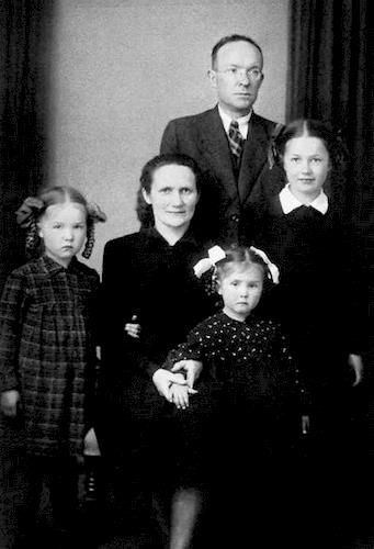 13. Рихард Яковлевич Рудзитис с семьей 1940-е гг.