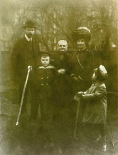 18. Владимир Константинович, Мария Васильевна, Елена Ивановна, Юрий и Святослав Рерихи (1910)