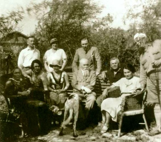 18. Н.К.Рерих, Ю.Н.Рерих (в центре) в Харбине 1934