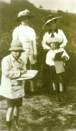20. Елена Ивановна Рерих с сыновьями и гувернанткой (1913)