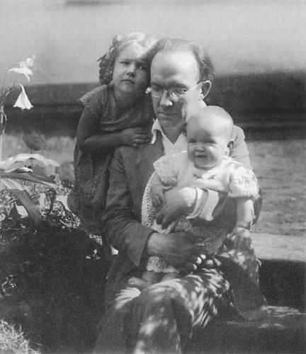 20. Рихард Яковлевич Рудзитис с дочерьми Гунтой (слева) и Илзе. 1937