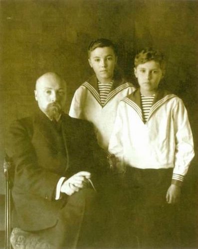 22. Николай Константинович Рерих с сыновьями 1914–1915