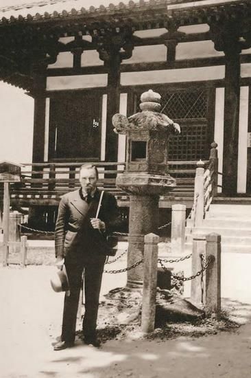 23. Ю.Н. Рерих в Наре. Япония, май 1934 г.