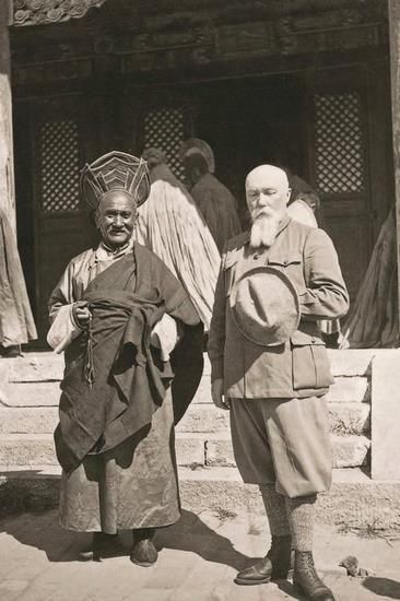 30. Н.К. Рерих с ламой в Ганьчжурском монастыре. Маньчжоу-диго, август 1934 г.