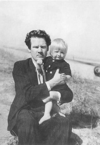 31. Геральд Феликсович Лукин с сыном Индаром. 1939-1940
