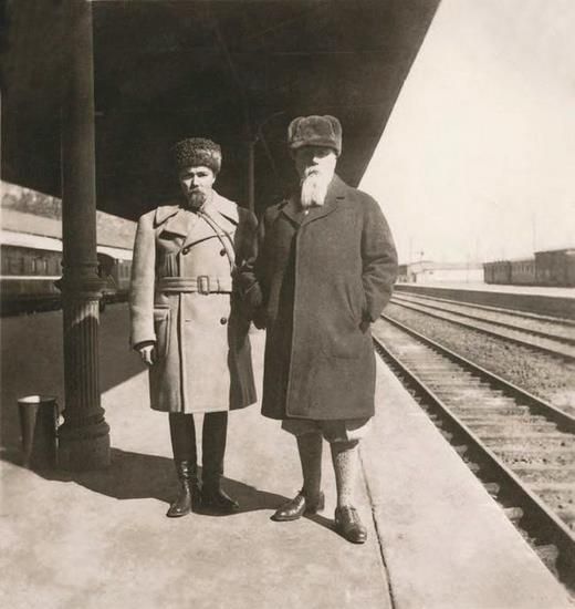 33. Юрий Николаевич и Николай Константинович Рерих на харбинском вокзале. 1934
