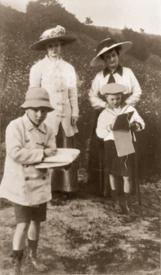 33. Елена Ивановна Рерих с сыновьями и гувернанткой [1913]
