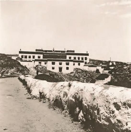 36. Лха-бранг, резиденция настоятеля монастыря Шара-Мурен. Внутренняя Монголия, 1935