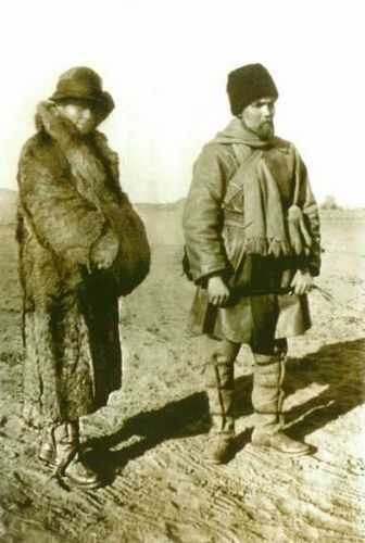 37. Елена Ивановна Рерих и Юрий Николаевич Рерих во время Центрально-Азиатской экспедиции 1927–1928