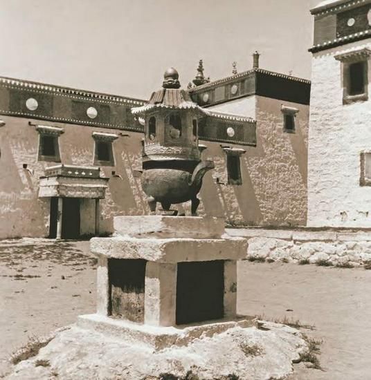 37. Двор монастыря Шара-Мурен. Внутренняя Монголия, 1935