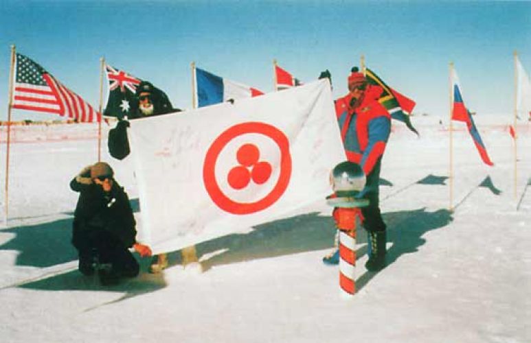 Слева направо: В.Чурков (Россия), В.Драбо (Беларусь) и сотрудник американской полярной станции «Амундсен-Скотт» со Знаменем Мира. Южный Полюс. 8 января 2000 г.