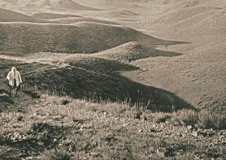 43. Н.К. Рерих в окрестностях горы Наран-обо. Внутренняя Монголия, 1935