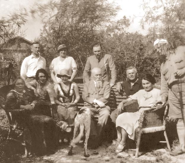 57. Николай Константинович и Юрий Николаевич Рерихи (в центре) во время Маньчжурской экспедиции Харбин. 1934