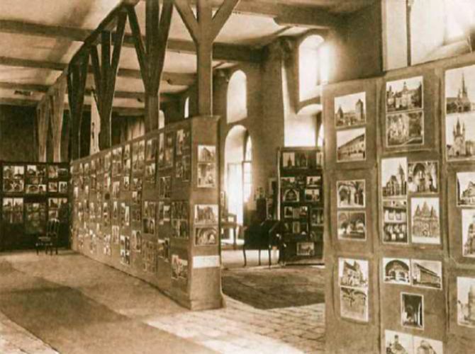 Экспозиция французского зала фотовыставки памятников архитектуры древних городов, организованной во время Второй международной конференции, посвященной Пакту Рериха. Брюгге. Август 1932 г.