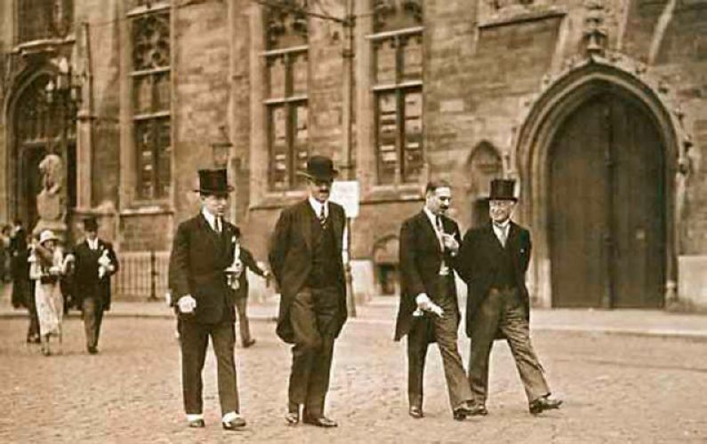 Полномочные министры Греции и Чехословакии, представитель премьер-министра Франции и д-р Г.Г.Шклявер, представитель Европейского центра Музея Рериха, на Второй международной конференции, посвященной Пакту Рериха. Брюгге. 7 августа 1932 г.